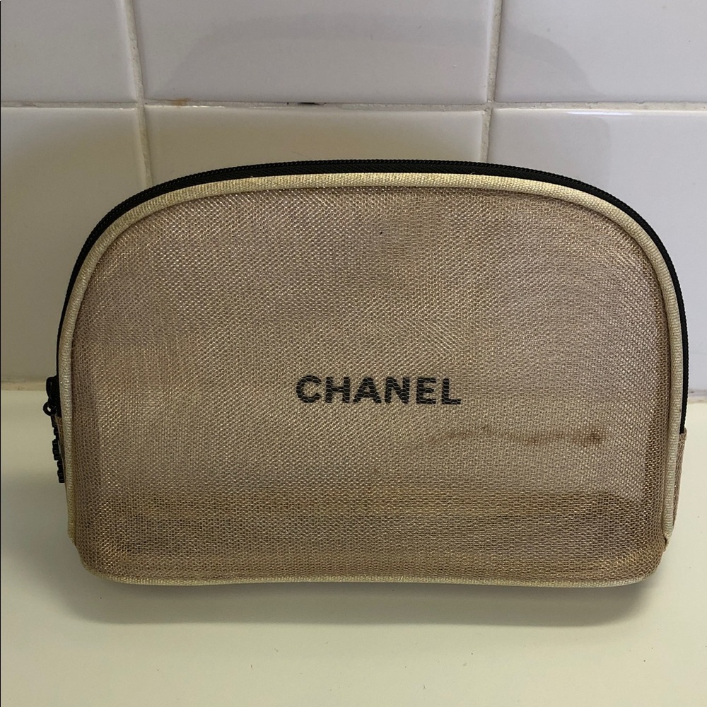 CHANEL GOLD MESH COSMETIC BAG •
BLACK SNOWFLAKE CC LOGO ZIPPER PULL - Picture 7 of 7